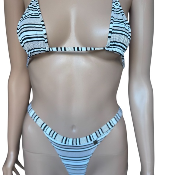Chic Black and White Striped Bikini Set - Picture 2 of 8